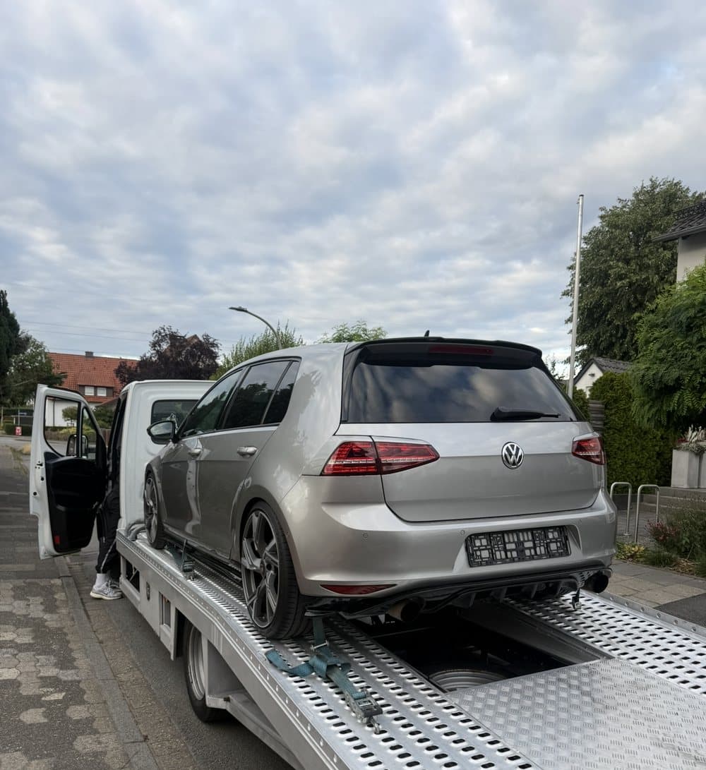 Een Volkswagen Golf vastgezet op de autotransporter van Mozard Automotive