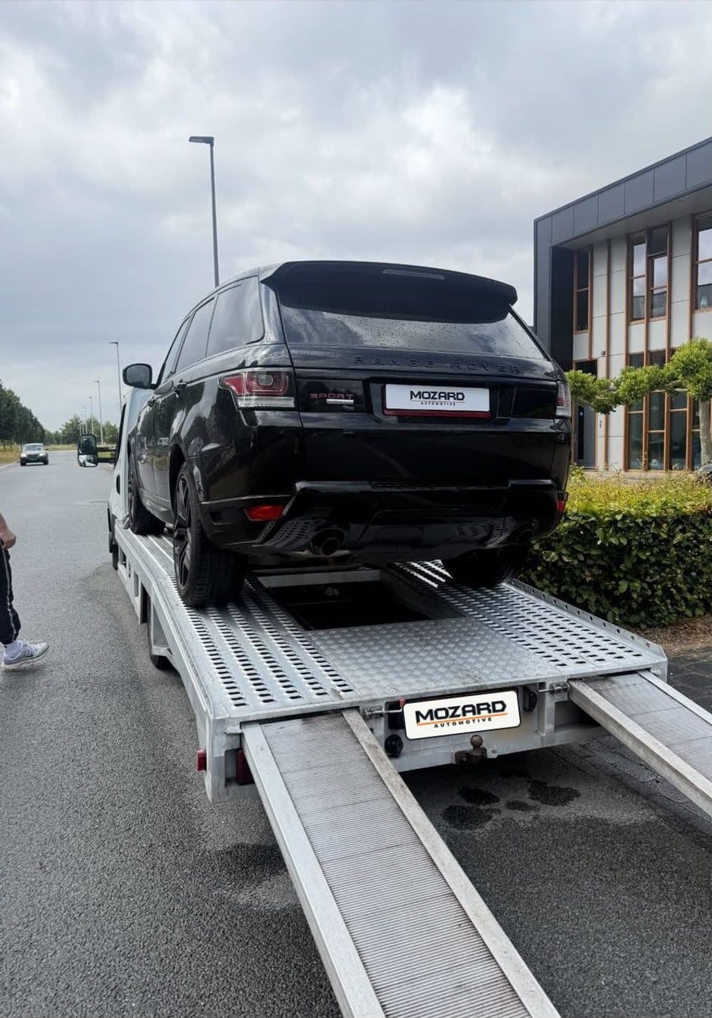 Een Range Rover op de autotransporter van Mozard Automotive, onderweg naar de werkplaats