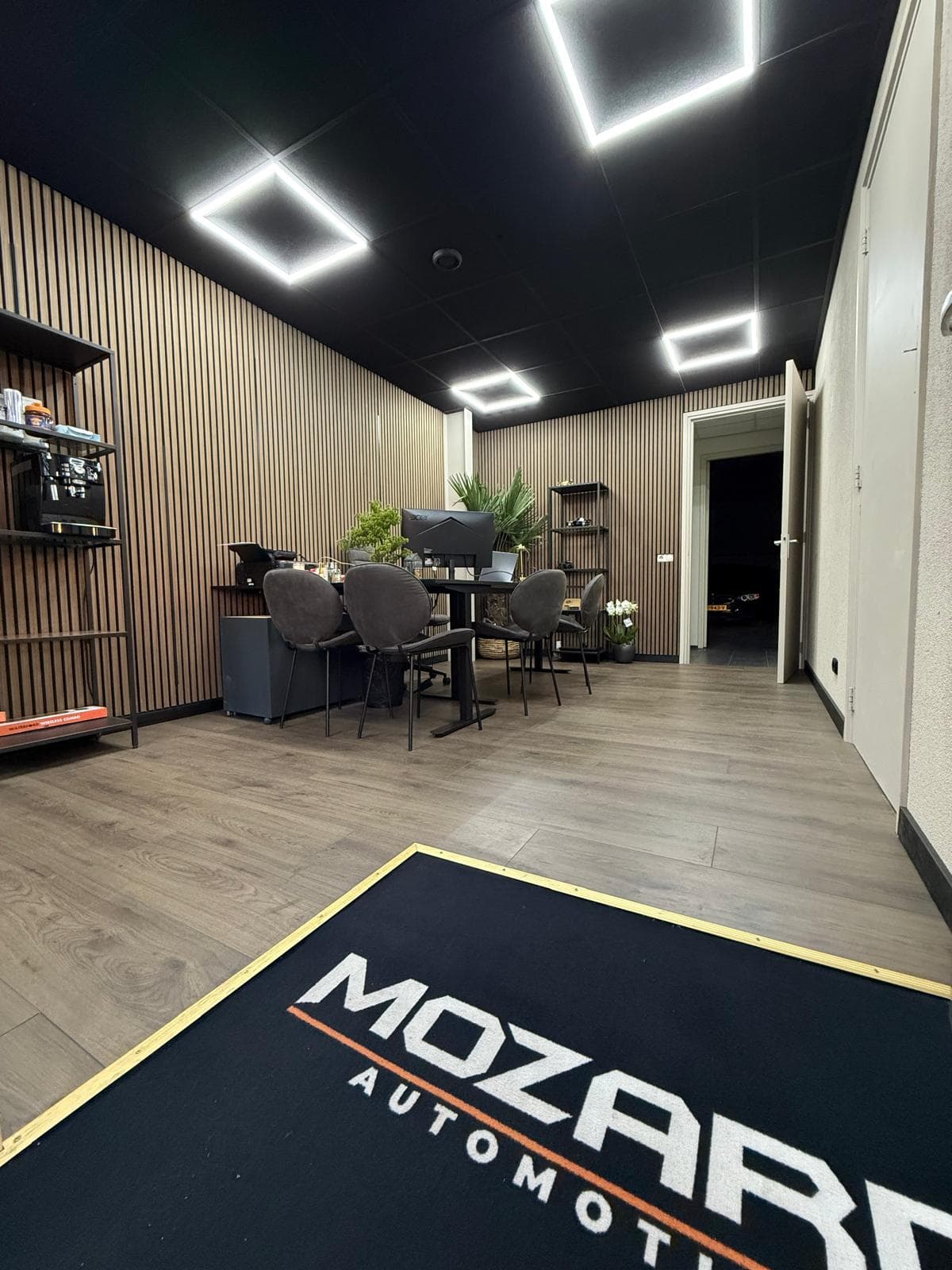 Ontvangstruimte van Mozard Automotive met koffie en zitgedeelte