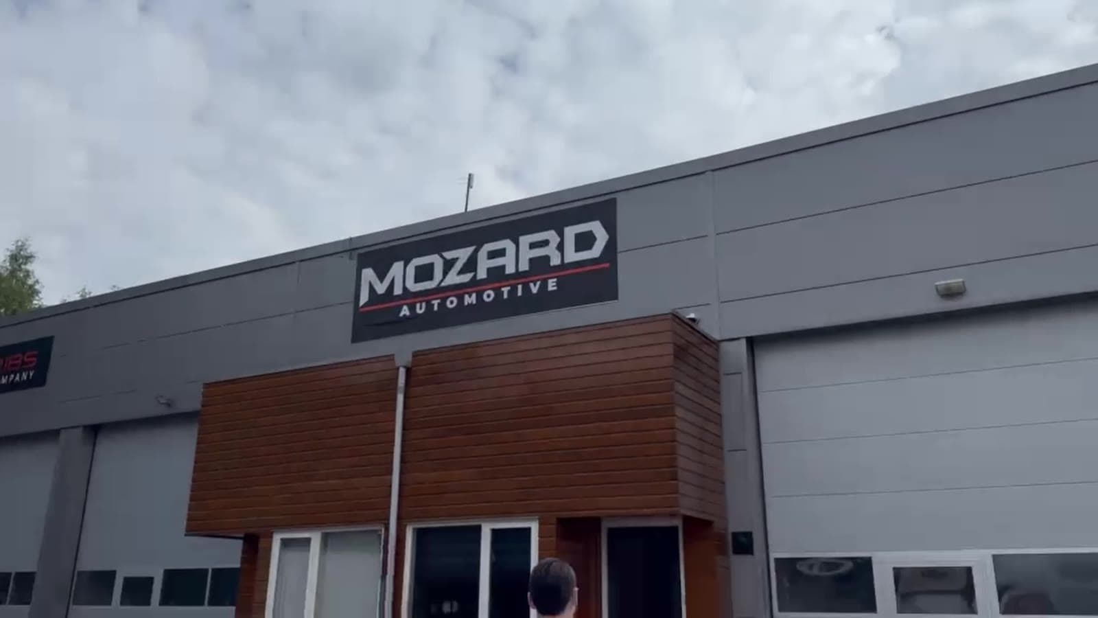 Pand van Mozard Automotive aan de Fluitersweg in Wenum Wiesel